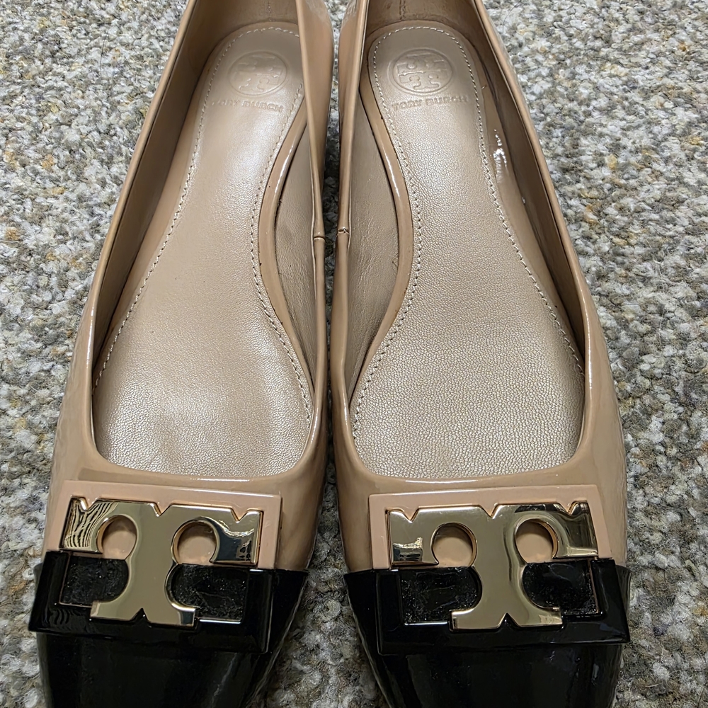 Chic Black and Tan Women's Flats